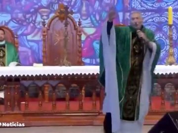 Una mujer empuja al suelo a un sacerdote en plena ceremonia