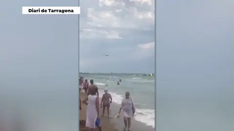 Una avioneta siembra el pánico entre los bañistas de una playa de Calafell por volar muy bajo Una avioneta siembra el pánico entre los bañistas de una playa de Calafell por volar muy bajo