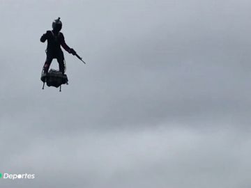 Francia presenta el 'Flyboard', el aerodeslizador que puede revolucionar el mundo Francia presenta el 'Flyboard', el aerodeslizador que puede revolucionar el mundo