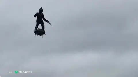 Francia presenta el 'Flyboard', el aerodeslizador que puede revolucionar el mundo Francia presenta el 'Flyboard', el aerodeslizador que puede revolucionar el mundo