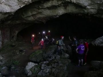 Primeras imágenes de las tres espeleólogas rescatadas de una cueva de Coventosa, en Cantabria