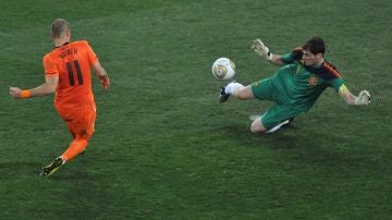 La mítica parada de Casillas a Robben en el Mundial de 2010