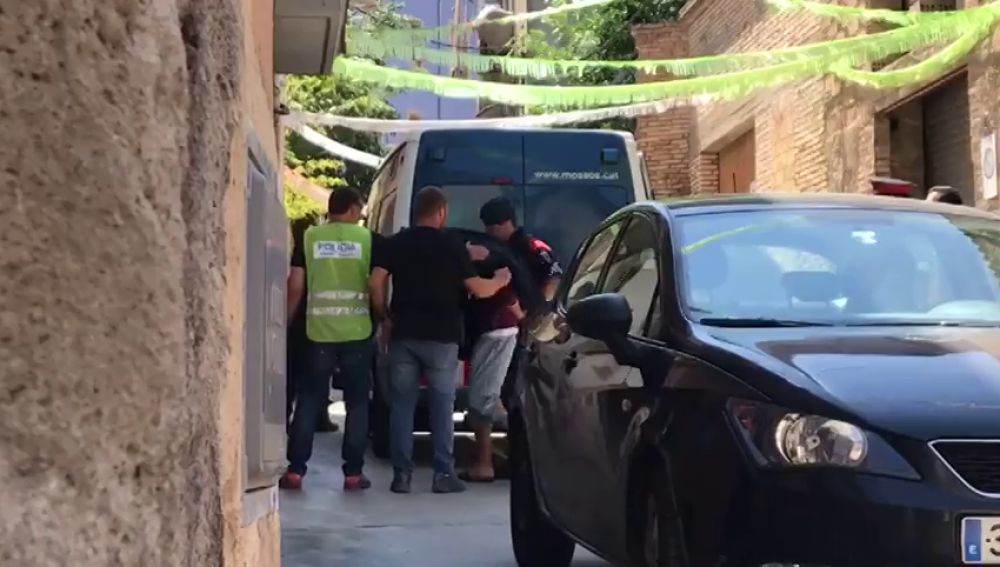 Los cuatro detenidos por una violación múltiple en Manresa a una menor acuden al registro del edificio okupa donde ocurrieron los hechos 