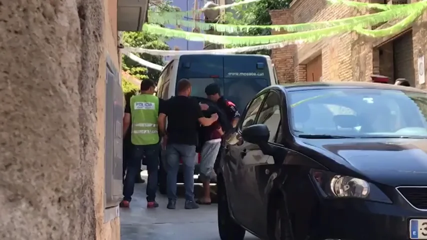 Los cuatro detenidos por una violación múltiple en Manresa a una menor acuden al registro del edificio okupa donde ocurrieron los hechos Los cuatro detenidos por una violación múltiple en Manresa a una menor acuden al registro del edificio okupa donde ocurrieron los hechos