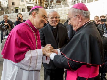 El arzobispo de Burgos, Fidel Herráez, a la izquierda de la fotografía. 