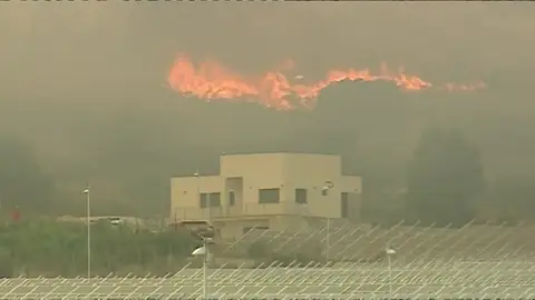 Un incendio en Beneixama obliga a activar a la UME y al desalojo de más de 30 personas Un incendio en Beneixama obliga a activar a la UME y al desalojo de más de 30 personas