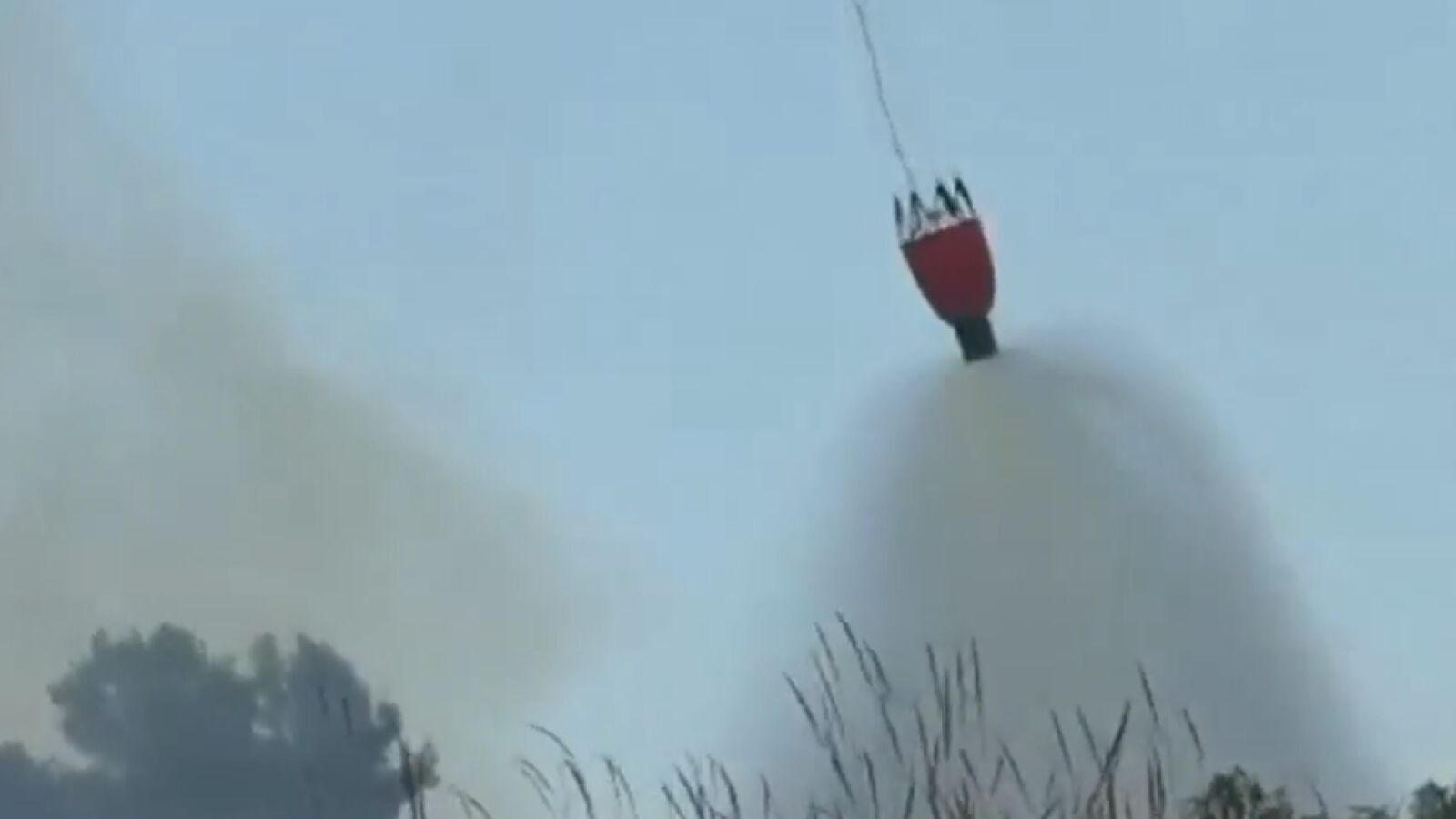 Medios aéreos se incorporan al incendio de Beneixama que ha calcinado casi 900 hectáreas