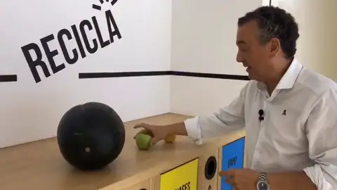 Roberto Brasero nos explica con una sandía, una naranja y una manzana como será el ecplise lunar Roberto Brasero nos explica con una sandía, una naranja y una manzana como será el ecplise lunar