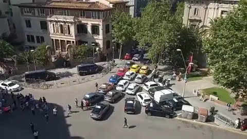 Las autoescuelas catalanas salen a la calle para reclamar más examinadores Las autoescuelas catalanas salen a la calle para reclamar más examinadores