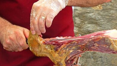 Investigan a empresas de Salamanca y Sevilla que cortaban jamón sin control sanitario 
