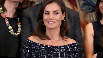 La reina Letizia con el vestido de Zara de rebajas La reina Letizia con el vestido de Zara de rebajas