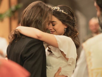 Las cómplices miradas entre Isaac y Elsa en su gran boda Las cómplices miradas entre Isaac y Elsa en su gran boda