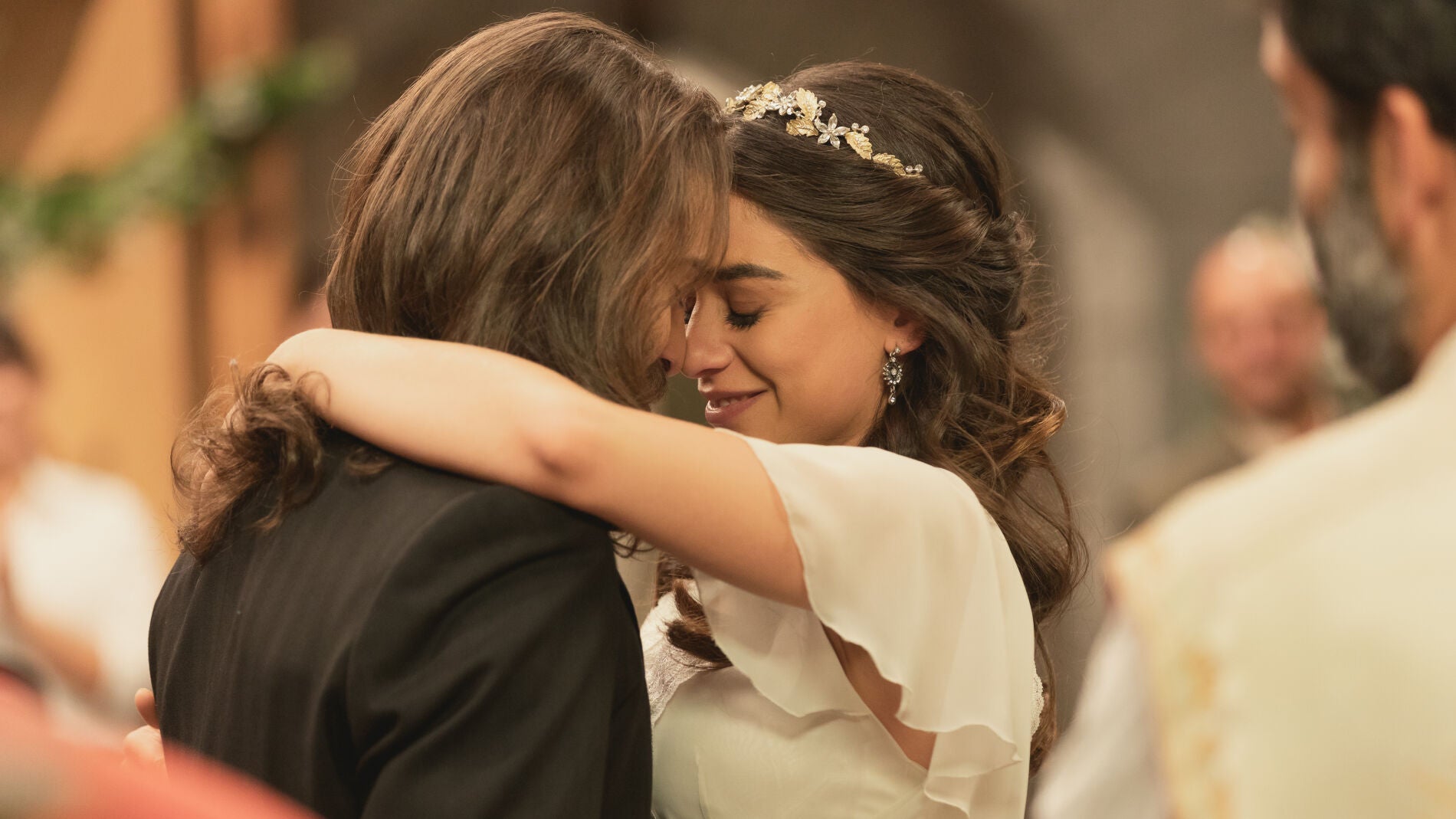 Las c&oacute;mplices miradas entre Isaac y Elsa en su gran boda
