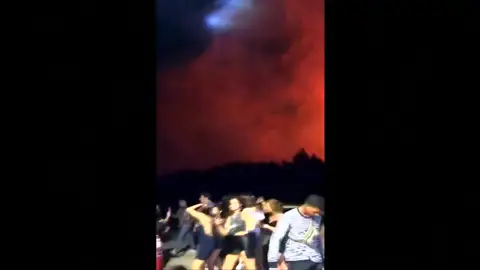 Evacuadas 10.000 personas de un festival de música en la isla croata de Pag debido a un incendio Evacuadas 10.000 personas de un festival de música en la isla croata de Pag debido a un incendio