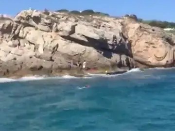 Rescatan a cuatro personas de una barca en Salou Rescatan a cuatro personas de una barca en Salou