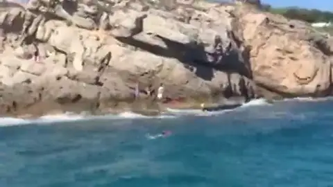 Rescatan a cuatro personas de una barca en Salou Rescatan a cuatro personas de una barca en Salou