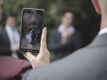 Invitada a una boda haciendo fotos