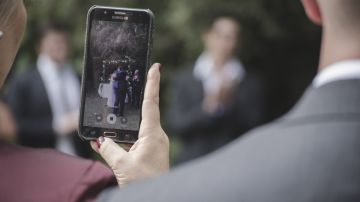 Invitada a una boda haciendo fotos