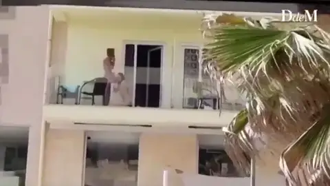 El desmadre turístico en Mallorca continúa: sexo en la terraza de un hotel El desmadre turístico en Mallorca continúa: sexo en la terraza de un hotel