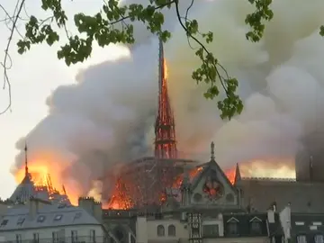 El heroísmo de los bomberos evitó el derrumbe de la catedral de Notre Dame, según una investigación El heroísmo de los bomberos evitó el derrumbe de la catedral de Notre Dame, según una investigación