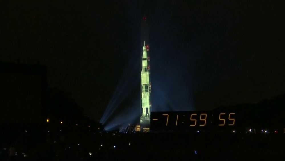 Una proyección en el obelisco Washington recuerda al Apolo 11
