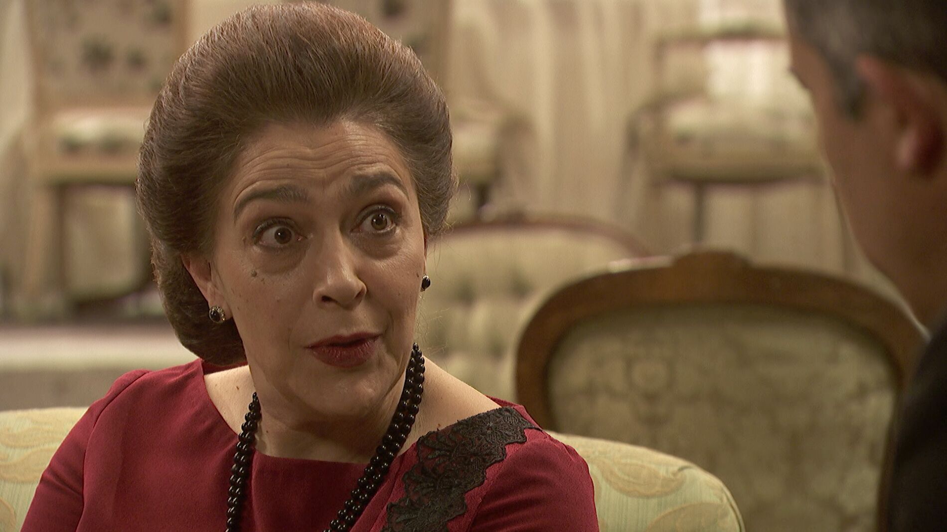 Francisca trata de sobornar al subsecretario