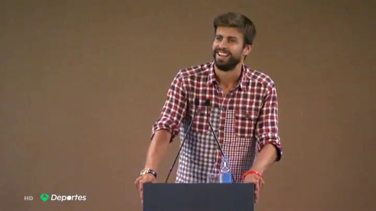 Piqué rompe a llorar durante un acto con personas con discapacidad