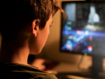 Niño jugando a videojuegos