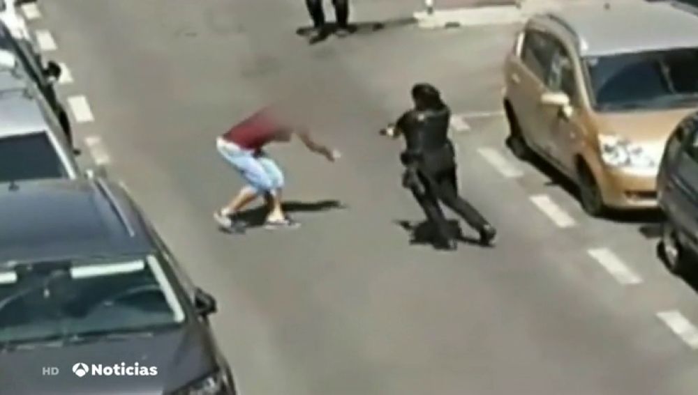 Un policía dispara en la pierna a un joven que había intentado apuñalar a una agente en Carabanchel 58