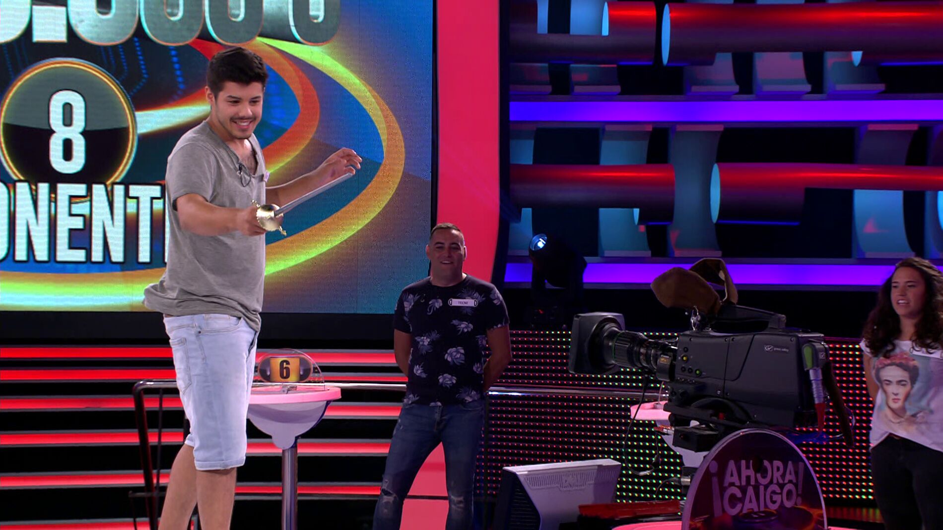 Un concursante trae una espada a '¡Ahora caigo!' y reta a Perry en esgrima