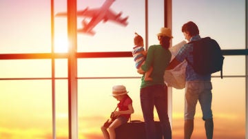 Familia en el aeropuerto Familia en el aeropuerto