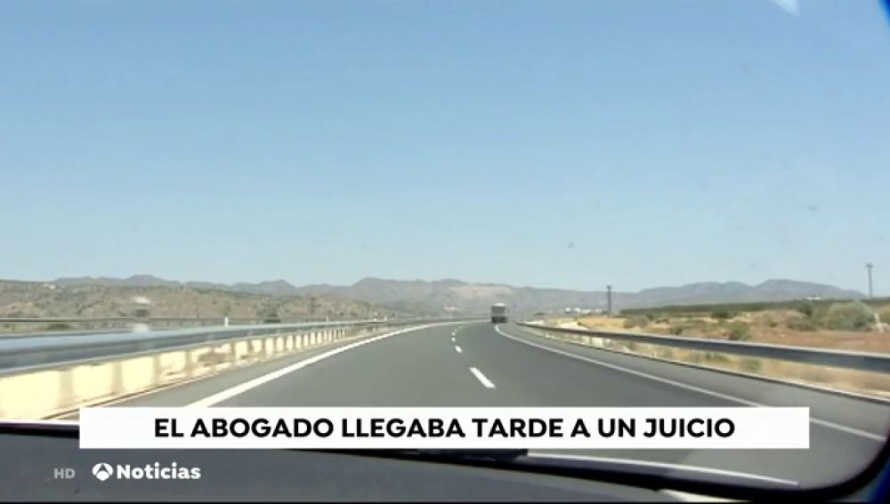 Un abogado confunde el lugar de un juicio y es pillado por la Guardia Civil a 200 kilómetros por hora