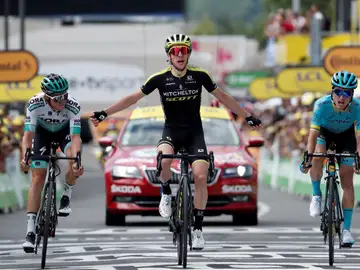 Simon Yates cruza la meta de la duodécima etapa del Tour de Francia Simon Yates cruza la meta de la duodécima etapa del Tour de Francia