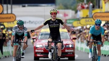 Simon Yates cruza la meta de la duodécima etapa del Tour de Francia
