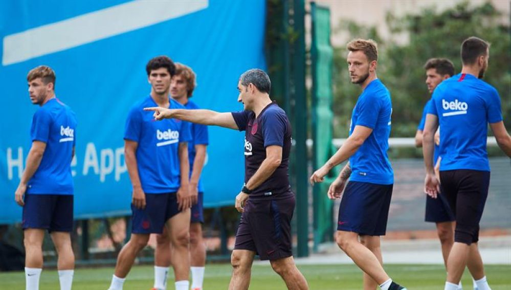 Valverde, dirigiendo el entrenamiento del Barça