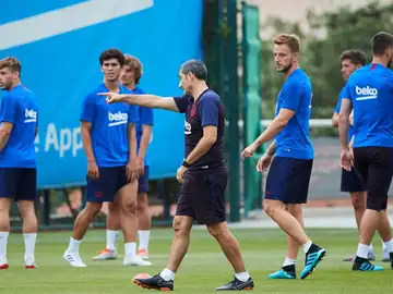 Valverde, dirigiendo el entrenamiento del Barça Valverde, dirigiendo el entrenamiento del Barça