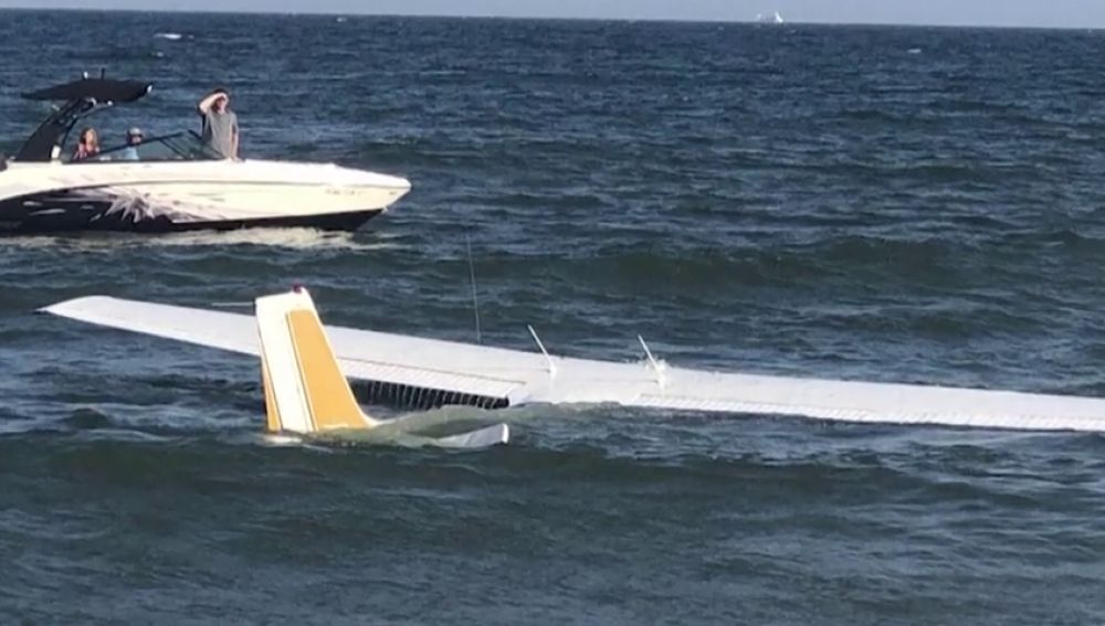 Una avioneta aterriza de emergencia en la orilla de una playa de Maryland 