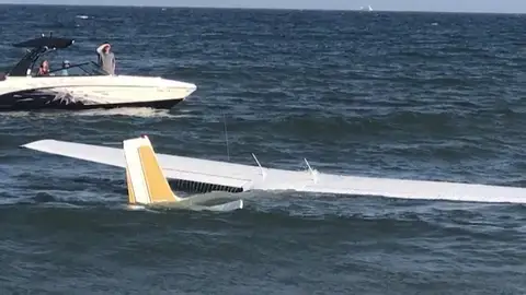 Una avioneta aterriza de emergencia en la orilla de una playa de Maryland Una avioneta aterriza de emergencia en la orilla de una playa de Maryland