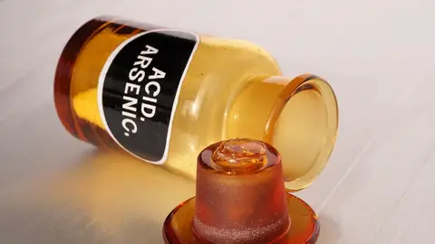 El arsénico es un veneno altamente tóxico que usaban para quemar el pelo El arsénico es un veneno altamente tóxico que usaban para quemar el pelo