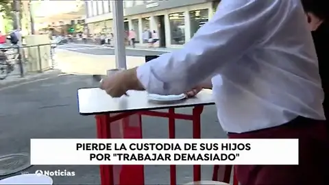 El camarero que ha perdido la custodia de sus hijos por trabajar demasiado dice que "fue un episodio ocasional" El camarero que ha perdido la custodia de sus hijos por trabajar demasiado dice que "fue un episodio ocasional"