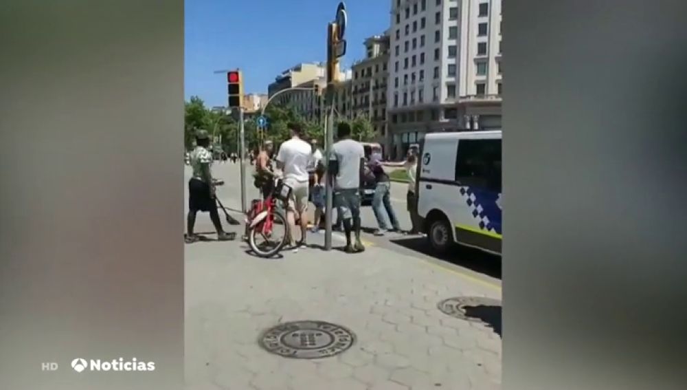  Un grupo de manteros provoca un enfrentamiento con la Guardia Urbana de Barcelona