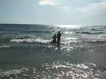 La Guardia Civil rescata a una mujer a punto de morir ahogada en Torrevieja La Guardia Civil rescata a una mujer a punto de morir ahogada en Torrevieja