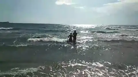 La Guardia Civil rescata a una mujer a punto de morir ahogada en Torrevieja La Guardia Civil rescata a una mujer a punto de morir ahogada en Torrevieja
