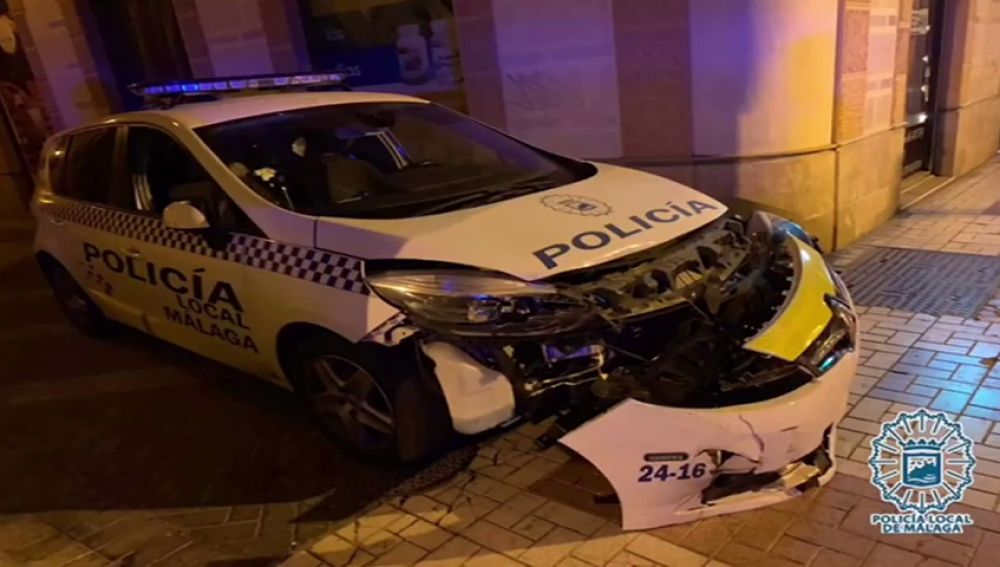 Detenido un delincuente peligroso tras embestir con un coche robado un vehículo policial en Málaga 