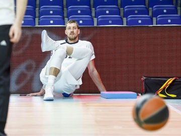 Ognjen Kuzmic estirando cuando todavía era jugador del Real Madrid