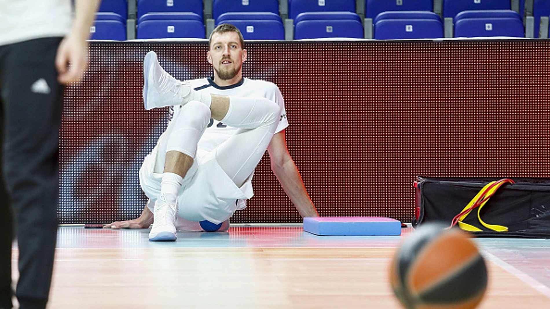 Ognjen Kuzmic estirando cuando todavía era jugador del Real Madrid Ognjen Kuzmic estirando cuando todavía era jugador del Real Madrid