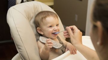 Bebé comiendo un puré