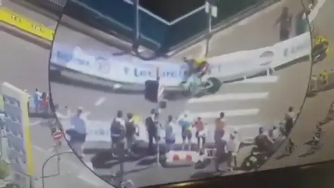 Terrible imagen: Wout van Aert abandona el Tour tras un grave accidente contra una valla Terrible imagen: Wout van Aert abandona el Tour tras un grave accidente contra una valla