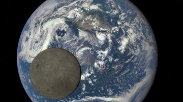 Vista de la luna y la tierra
