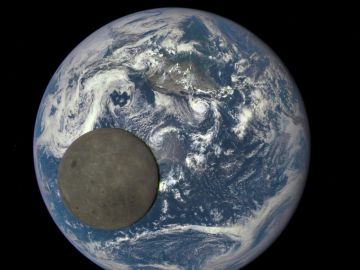 Vista de la luna y la tierra Vista de la luna y la tierra